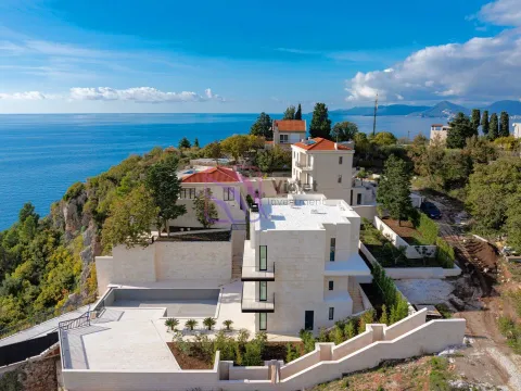 Pogled iz vazduha na kompleks vila sa bazenom smješten blizu obale mora. - image 3