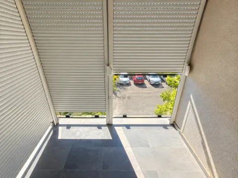 Natkriveni balkon sa keramičkim pločicama i roletnama na prozorima. - image 8