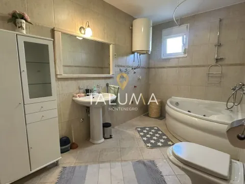 Rent, house, 200m², Tološi, Podgorica - image 11