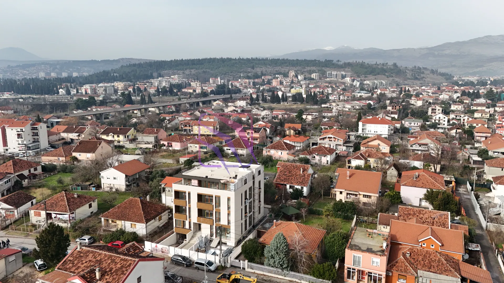 Pogled iz vazduha na novoizgrađenu zgradu u stambenom naselju.