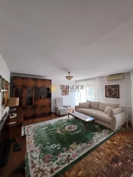 Dnevna soba sa garniturom, velikim tepihom i drvenim nameštajem. - image 20