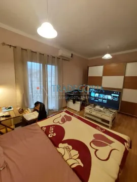 Namještena spavaća soba sa bračnim krevetom, televizorom i garderoberom. - image 7