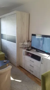Dnevna soba sa garniturom, TV komodom i garderoberom. - image 6