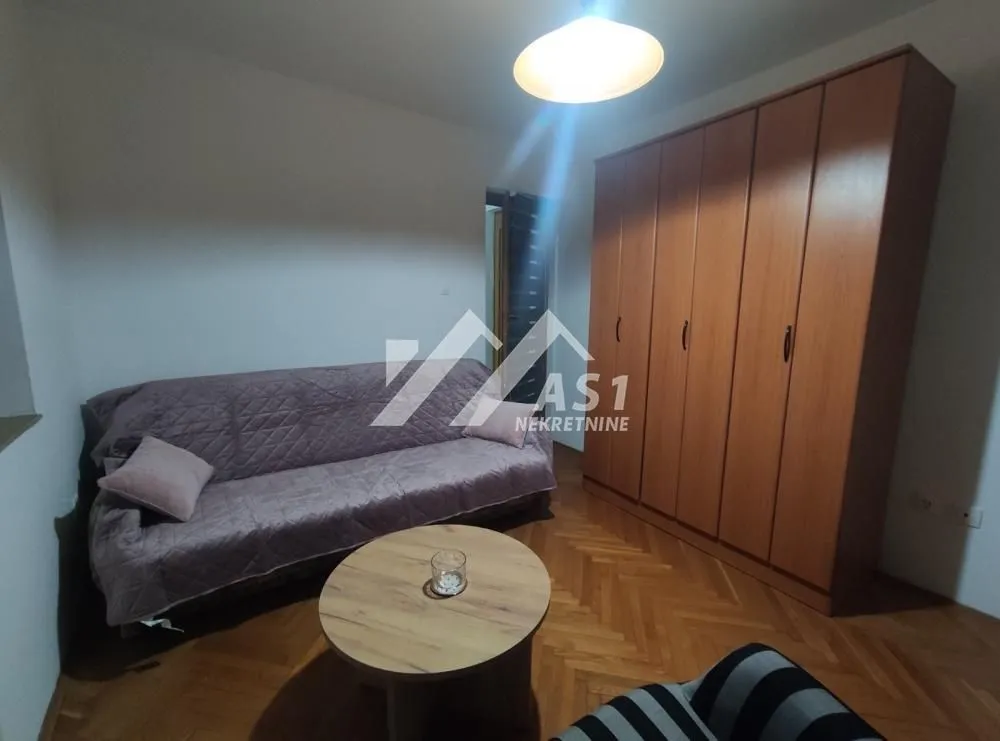 Izdavanje, dvosoban stan, 60m², Centar, Novi Sad