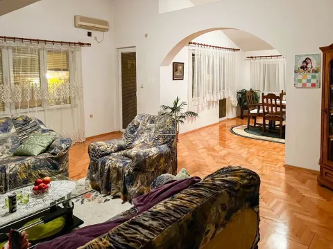 Rent, three bedroom apartment, 150m², Stari Aerodrom, Podgorica - image 14