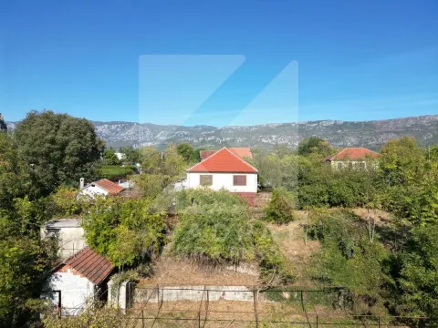 Pogled na kuću i imanje okruženo zelenilom i planinama u pozadini. - image 9