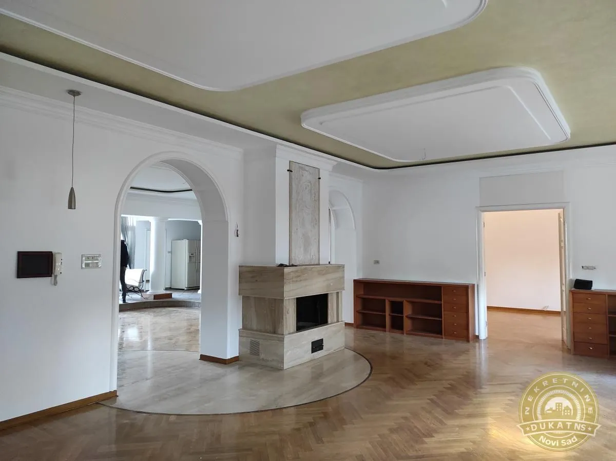 Prodaja, četvorosoban stan, 213m², Centar, Novi Sad