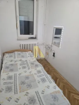 Manja spavaća soba sa krevetom i prozorom. - image 5