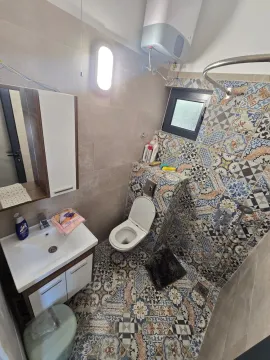 Manje kupatilo sa tuš kabinom, umivaonikom i wc šoljom. - image 13