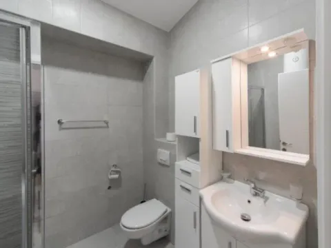 Izdavanje, dvosoban stan, 94m², Škaljari, Kotor - image 5