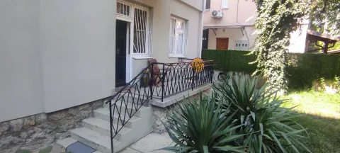 Ulaz u kuću sa stepeništem i dvorištem. - image 16
