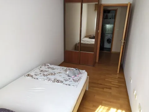 Bright bedroom with a single bed and a built-in wardrobe. - image 5