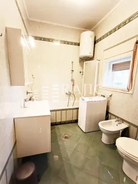 Fully equipped bathroom with a bathtub, washbasin, washing machine, and sanitary fixtures. - image 6