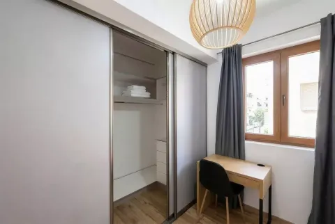 Manja spavaća soba sa ugradnim ormarom, radnim stolom i prozorom. - image 3