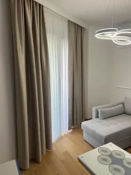 Dnevna soba sa garniturom i velikim prozorom sa zavjesama. - image 4