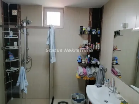 Kupatilo opremljeno tuš kabinom, umivaonikom i policama za odlaganje. - image 7