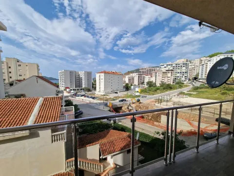 Rent, one bedroom apartment, 50m², Bečići, Budva - image 2
