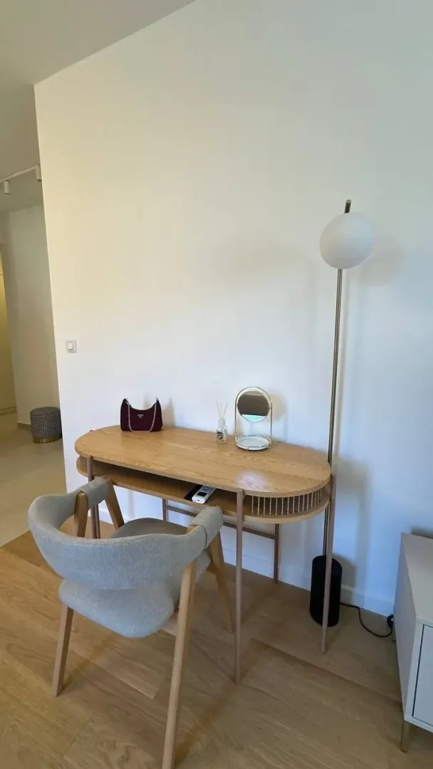 Radni sto sa stolicom i podnom lampom u spavaćoj sobi.