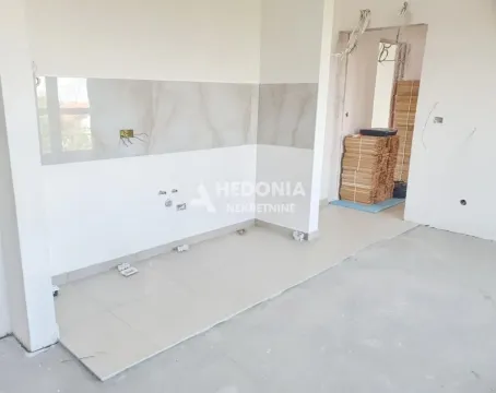 Deo nekretnine u izgradnji sa keramičkim pločicama na zidu i podu. - image 2