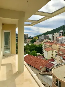 Pogled sa prostrane terase novogradnje na grad i okolna brda. - image 2