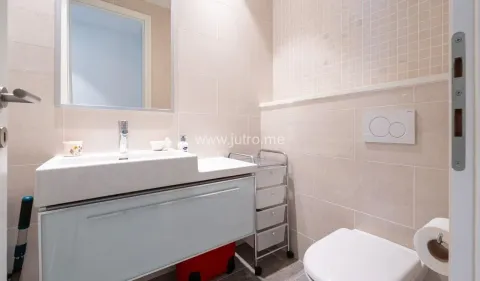 Kupatilo opremljeno umivaonikom, ogledalom i toaletom. - image 26