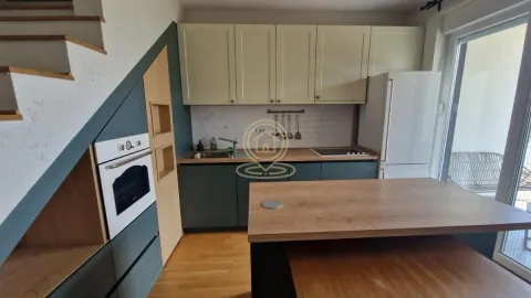 Kuhinja sa elementima u tamnozelenoj i bež boji sa drvenim šankom. - image 5