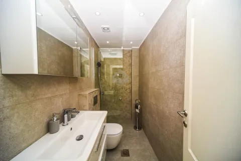 Moderno opremljeno kupatilo sa umivaonikom, tuš kabinom i toaletom. - image 6