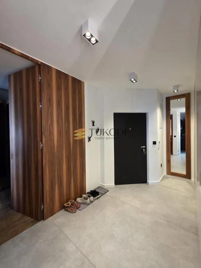 Izdavanje, četvorosoban stan, 137m², Stari grad, Novi Sad