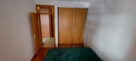 Spavaća soba sa ugradnim plakarom i otvorenim vratima prema hodniku. - image 17