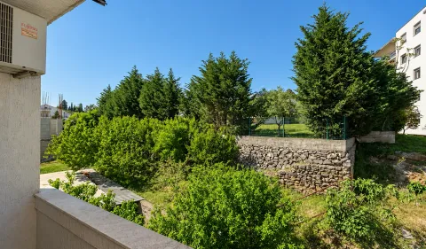 View from the terrace to the green courtyard and surrounding vegetation. - image 15