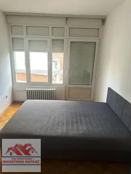 Nameštena spavaća soba sa bračnim krevetom i prozorom. - image 5