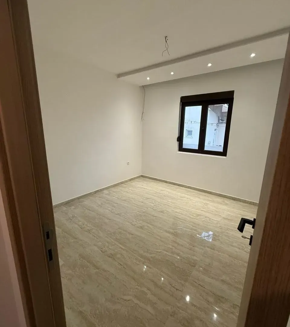 Prodaja, trosoban stan, 78m², Centar, Tivat