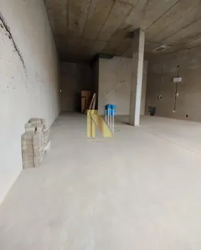 Empty commercial space in grey phase with a pillar. - image 3