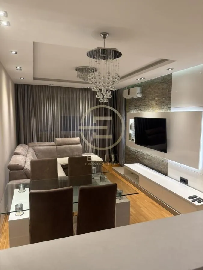 Izdavanje, dvosoban stan, 59m², Centar, Novi Sad