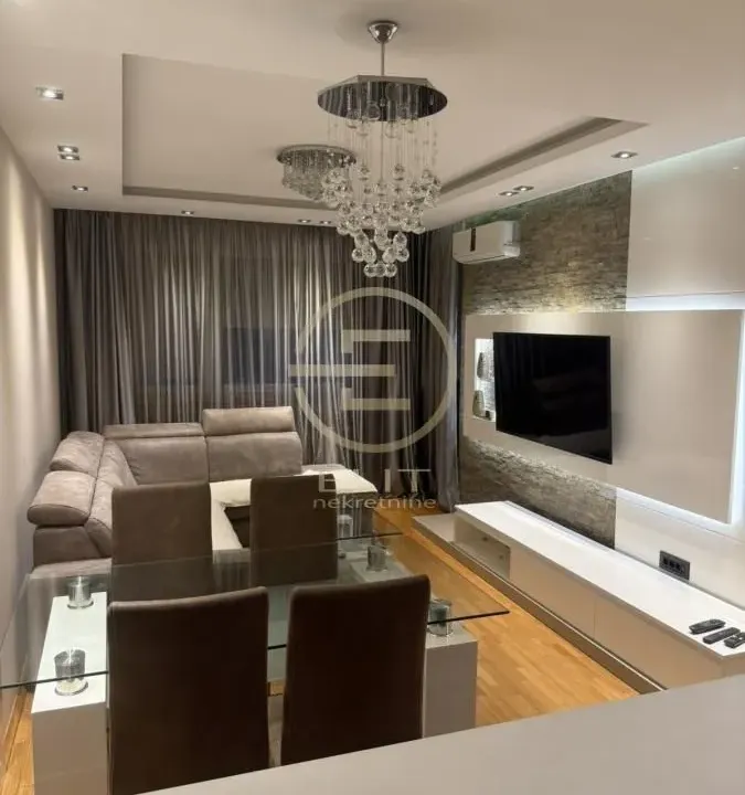 Izdavanje, dvosoban stan, 59m², Centar, Novi Sad