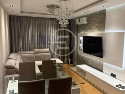 Izdavanje, dvosoban stan, 59m², Centar, Novi Sad