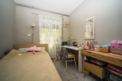 Dječja soba sa krevetom, radnim stolom i prozorom prekrivenim čipkastom zavjesom. - image 8
