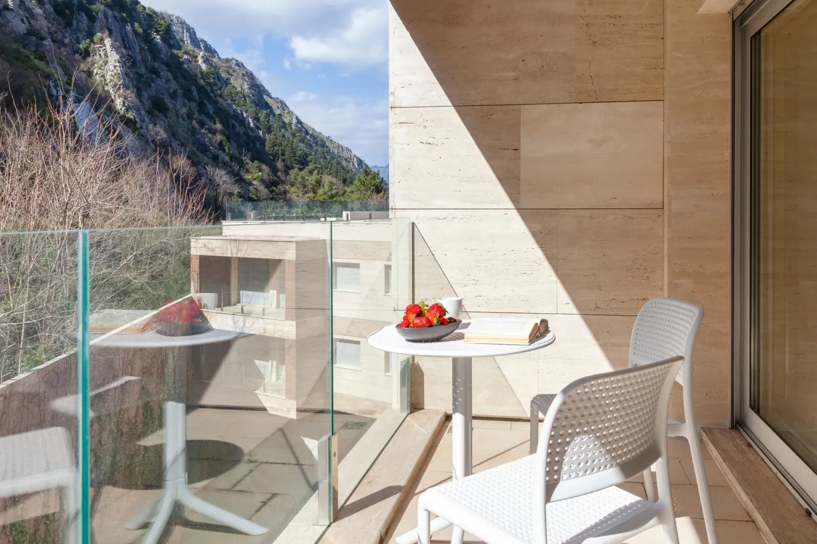 Furnished terrace with a table, chairs, and a mountain view.