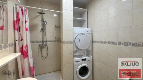 Kupatilo sa tuš kabinom, lavaboom i mašinama za veš. - image 7