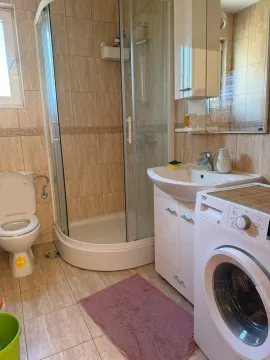Manje kupatilo sa tuš kabinom, umivaonikom i veš mašinom. - image 4