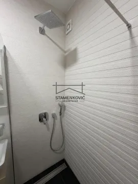 Moderno opremljena tuš kabina sa ugrađenom slavinom. - image 9