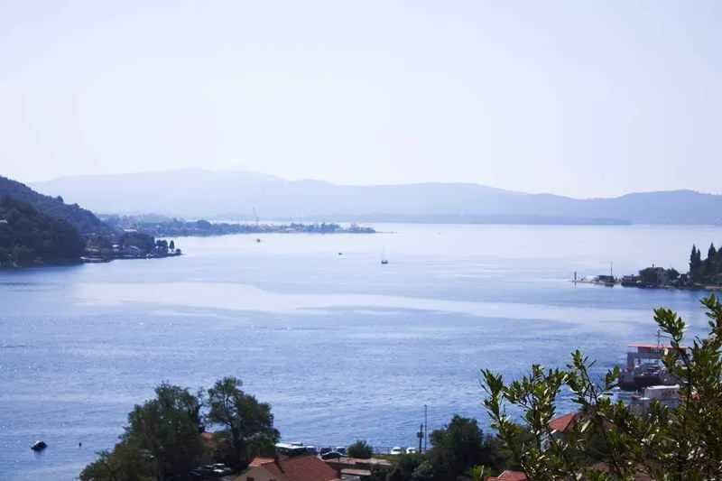 Pogled na more i okolni pejzaž sa nekretnine.