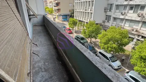 Dugi balkon sa pogledom na ulicu i okolne zgrade. - image 6