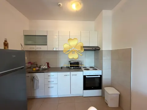 Manja kuhinja sa bijelim elementima, šporetom i frižiderom. - image 6