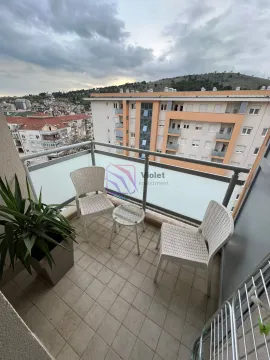 Manji namješteni balkoni sa stolom, dvije stolice i pogledom na grad. - image 4