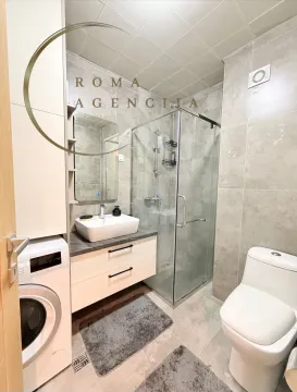 Moderne kupatilo sa tuš kabinom, umivaonikom i veš mašinom. - image 9