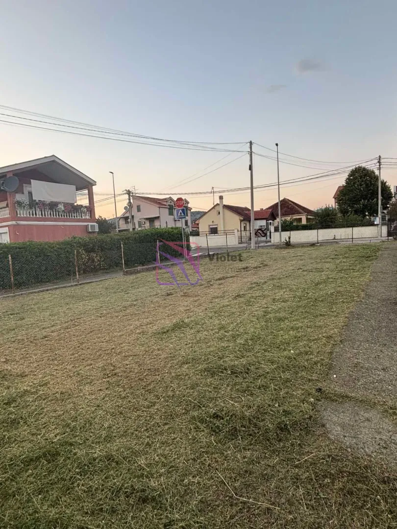 Pogled na plac i okolne kuće u mirnom naselju.