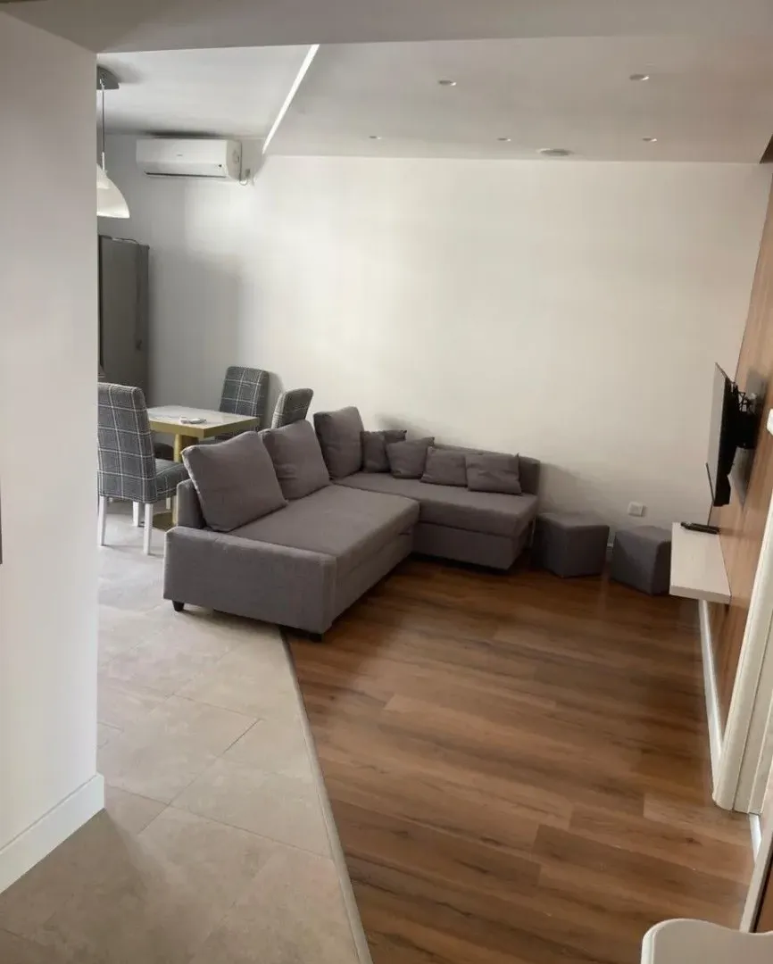 Izdavanje, dvosoban stan, 73m², Centar, Tivat