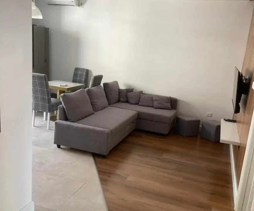 Izdavanje, dvosoban stan, 73m², Centar, Tivat