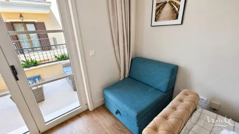 Manja spavaća soba sa krevetom i izlazom na terasu. - image 4